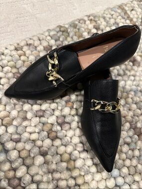 LINEA PAOLO Black Pointed Toe gold Chain Loafers NWOT 8